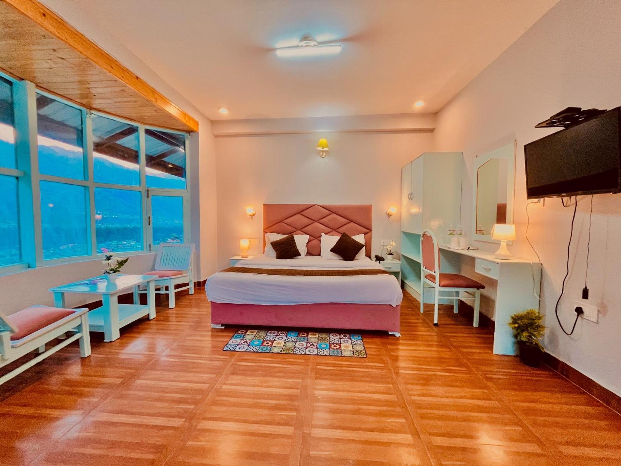 Hadimba Hill View By Hadimba Palace, Manali - Premium Room ! Family Hotel ! Parking ! Near Hadimba Temple Екстериор снимка