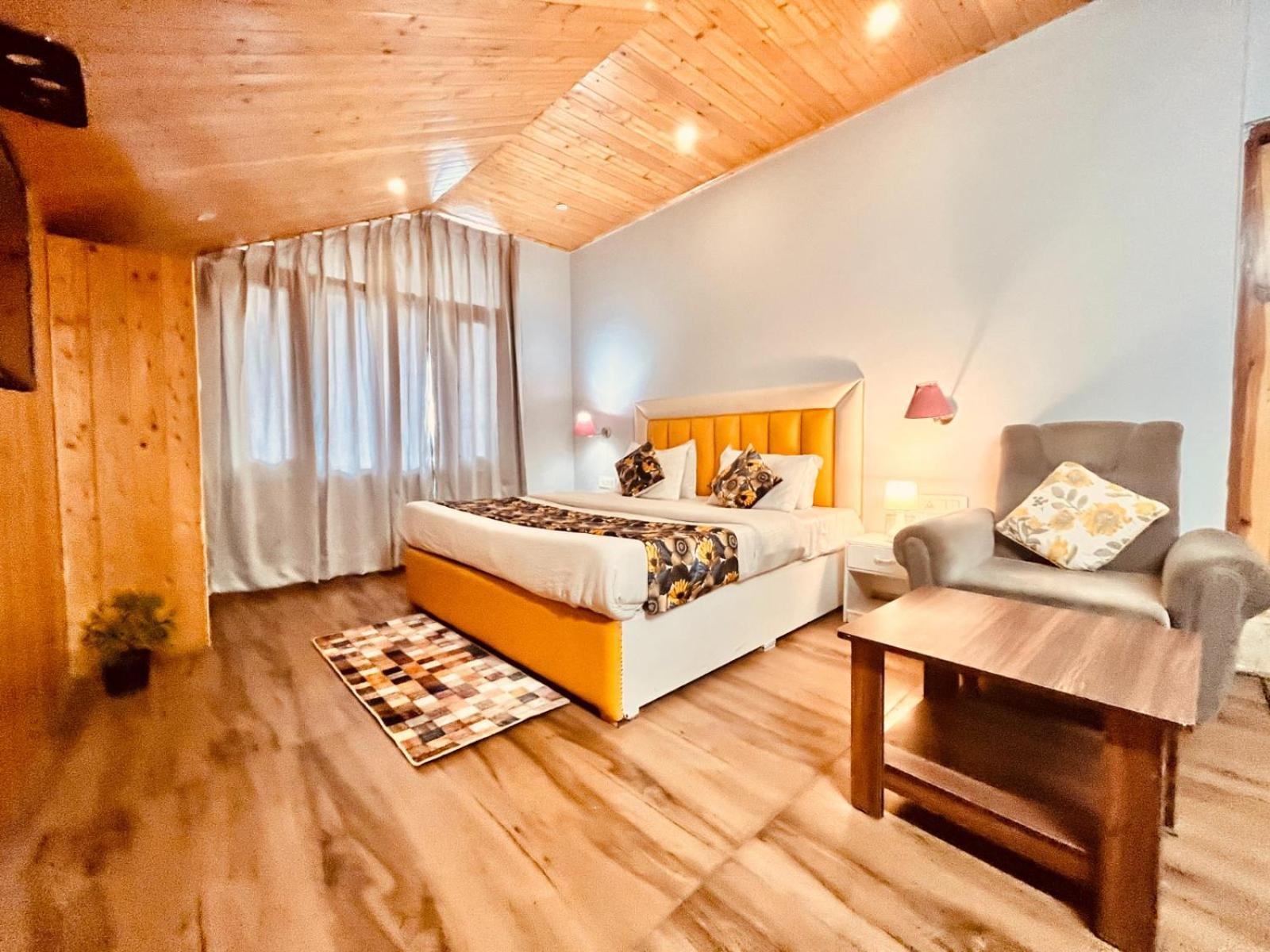 Hadimba Hill View By Hadimba Palace, Manali - Premium Room ! Family Hotel ! Parking ! Near Hadimba Temple Екстериор снимка