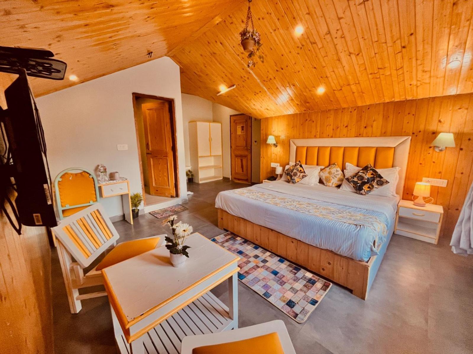 Hadimba Hill View By Hadimba Palace, Manali - Premium Room ! Family Hotel ! Parking ! Near Hadimba Temple Екстериор снимка