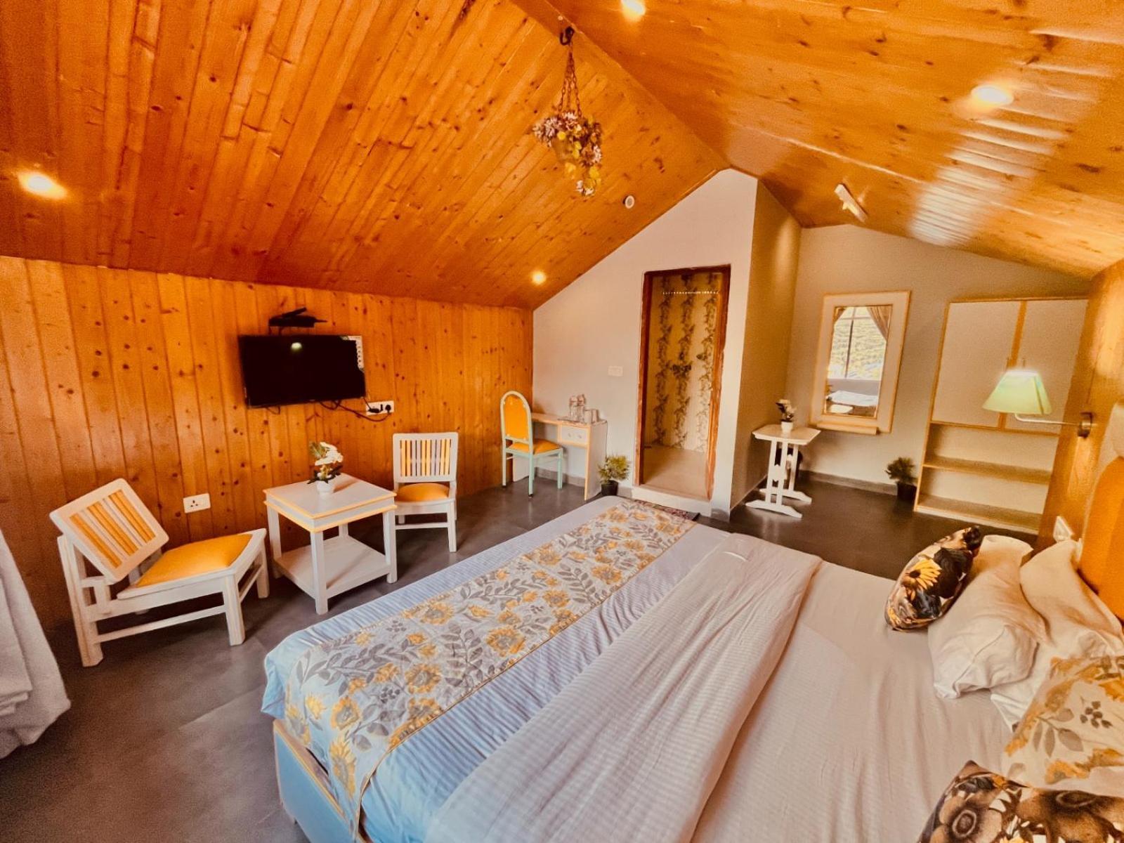Hadimba Hill View By Hadimba Palace, Manali - Premium Room ! Family Hotel ! Parking ! Near Hadimba Temple Екстериор снимка