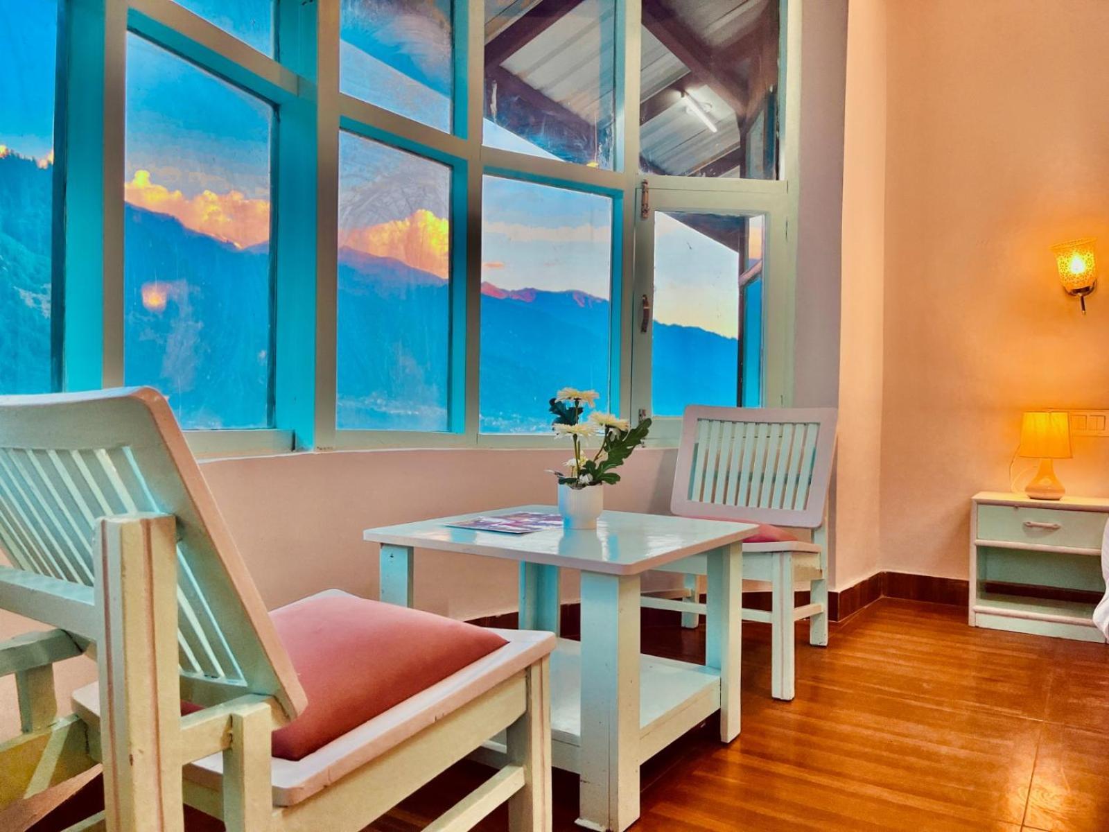 Hadimba Hill View By Hadimba Palace, Manali - Premium Room ! Family Hotel ! Parking ! Near Hadimba Temple Екстериор снимка