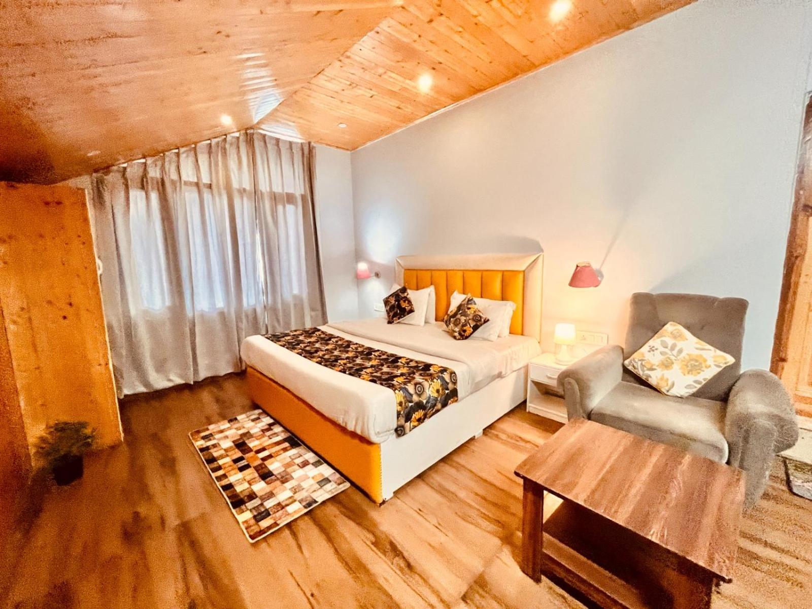 Hadimba Hill View By Hadimba Palace, Manali - Premium Room ! Family Hotel ! Parking ! Near Hadimba Temple Екстериор снимка