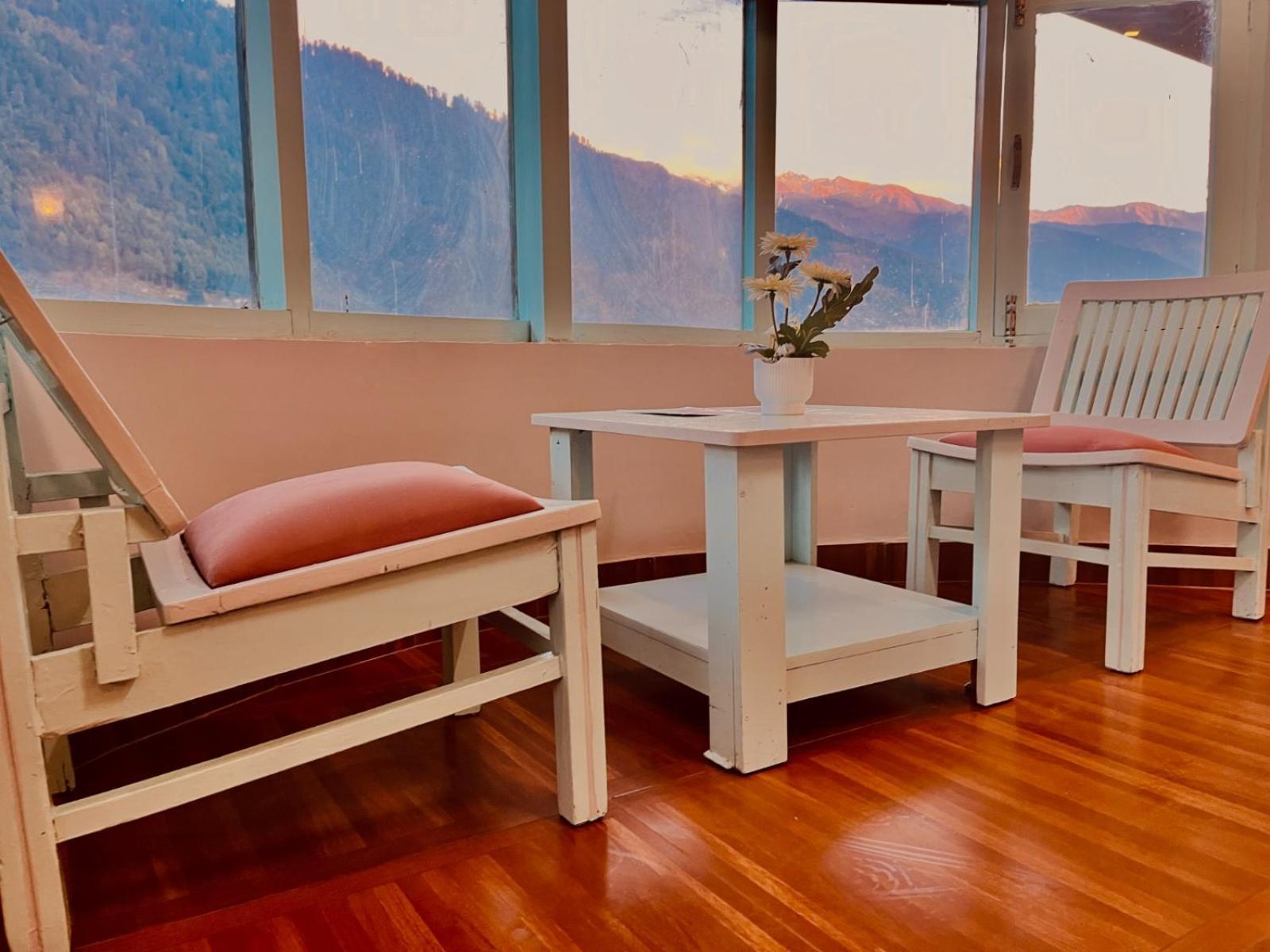 Hadimba Hill View By Hadimba Palace, Manali - Premium Room ! Family Hotel ! Parking ! Near Hadimba Temple Екстериор снимка