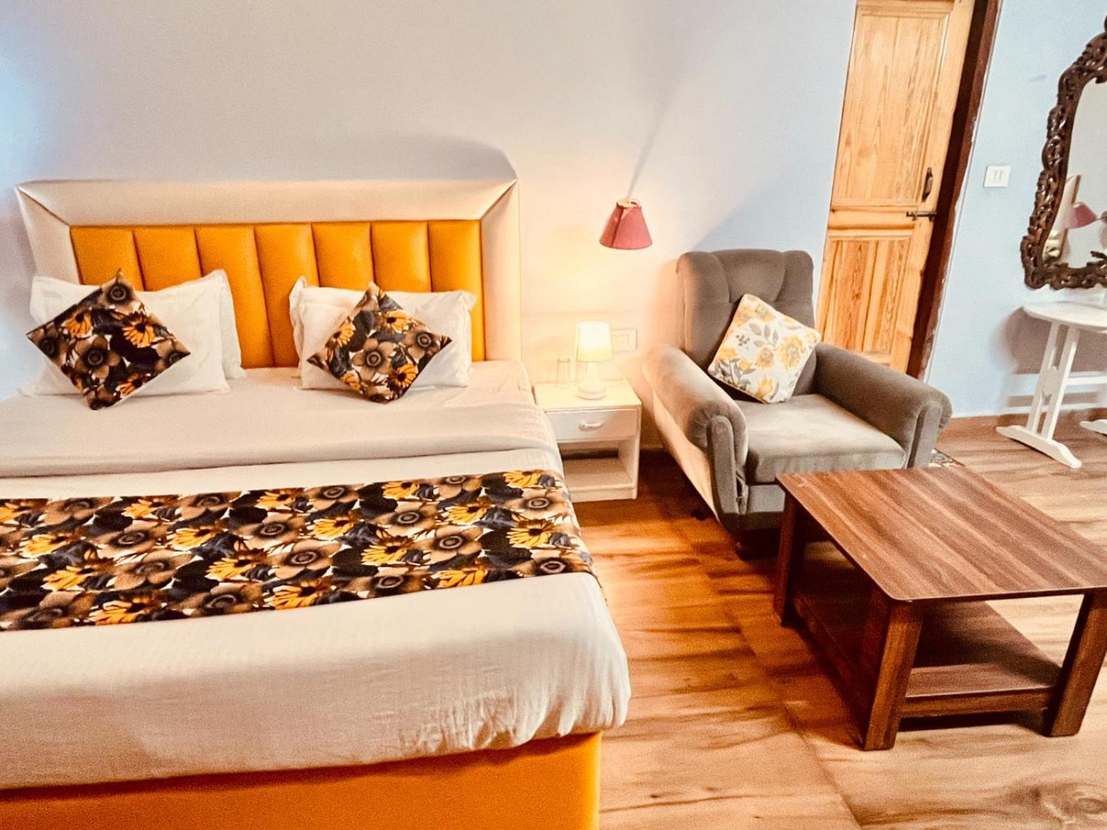 Hadimba Hill View By Hadimba Palace, Manali - Premium Room ! Family Hotel ! Parking ! Near Hadimba Temple Екстериор снимка