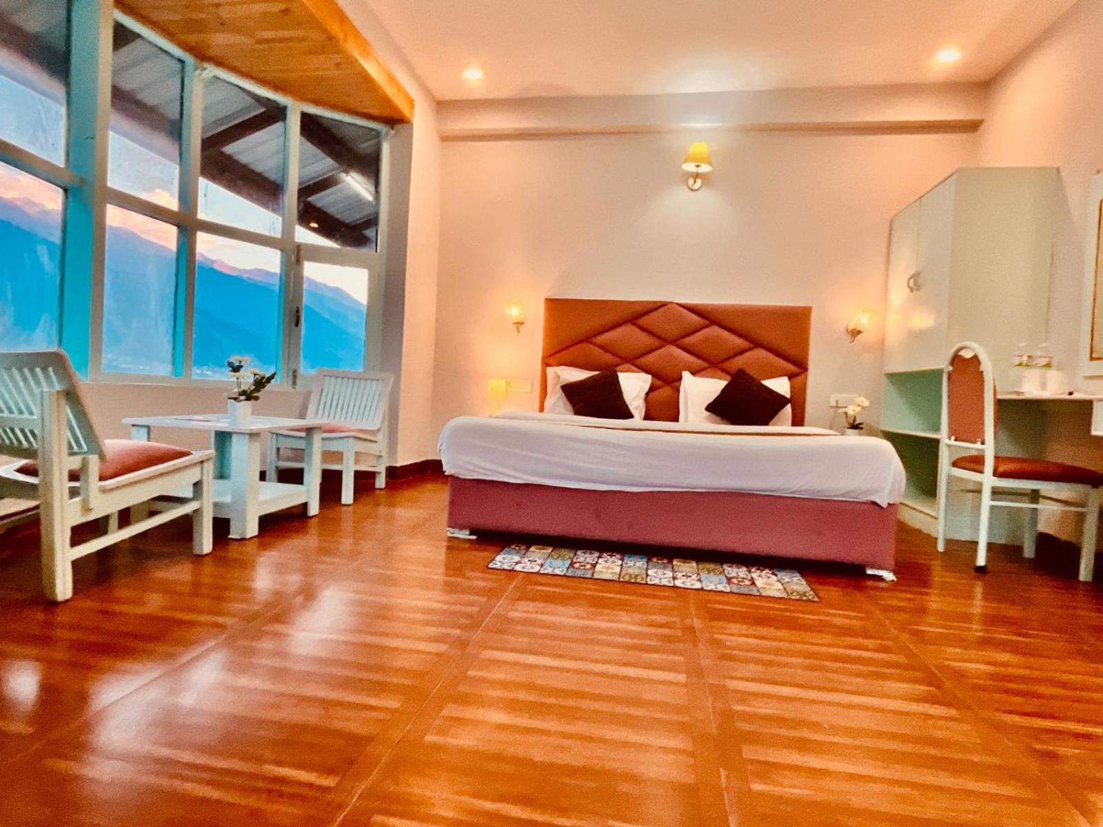 Hadimba Hill View By Hadimba Palace, Manali - Premium Room ! Family Hotel ! Parking ! Near Hadimba Temple Екстериор снимка