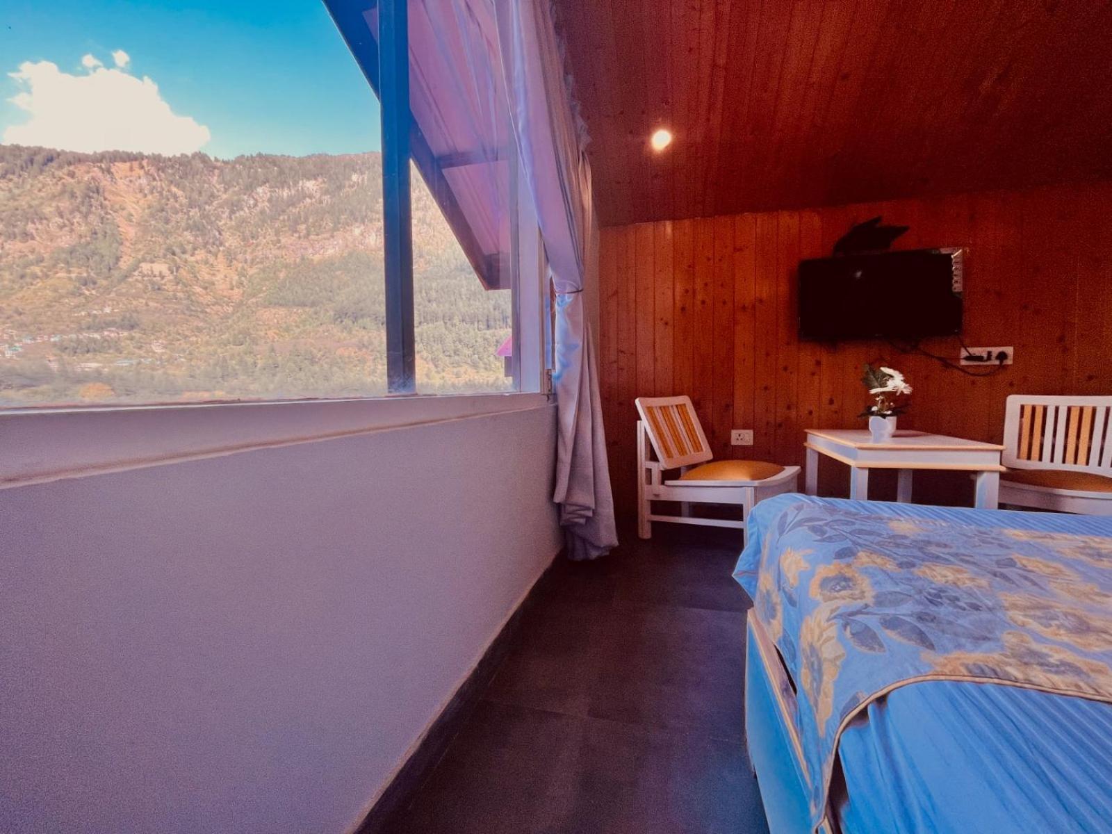 Hadimba Hill View By Hadimba Palace, Manali - Premium Room ! Family Hotel ! Parking ! Near Hadimba Temple Екстериор снимка