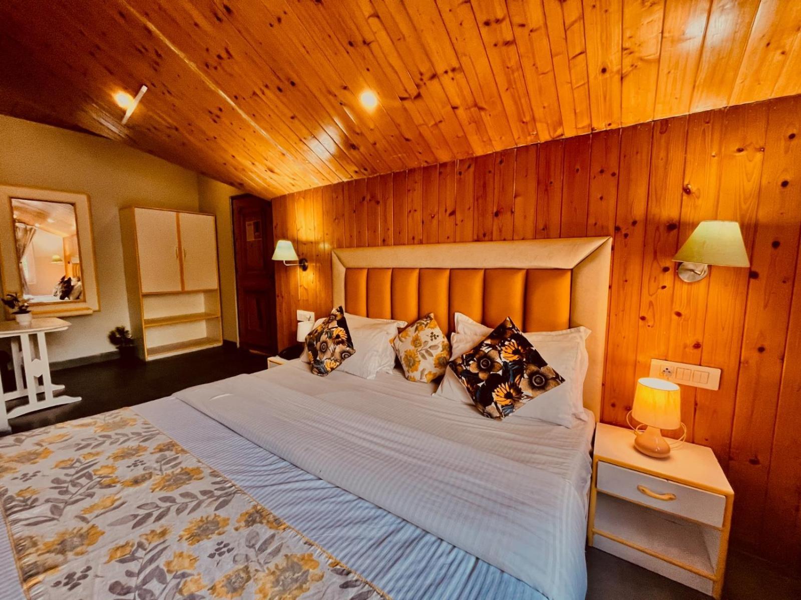 Hadimba Hill View By Hadimba Palace, Manali - Premium Room ! Family Hotel ! Parking ! Near Hadimba Temple Екстериор снимка