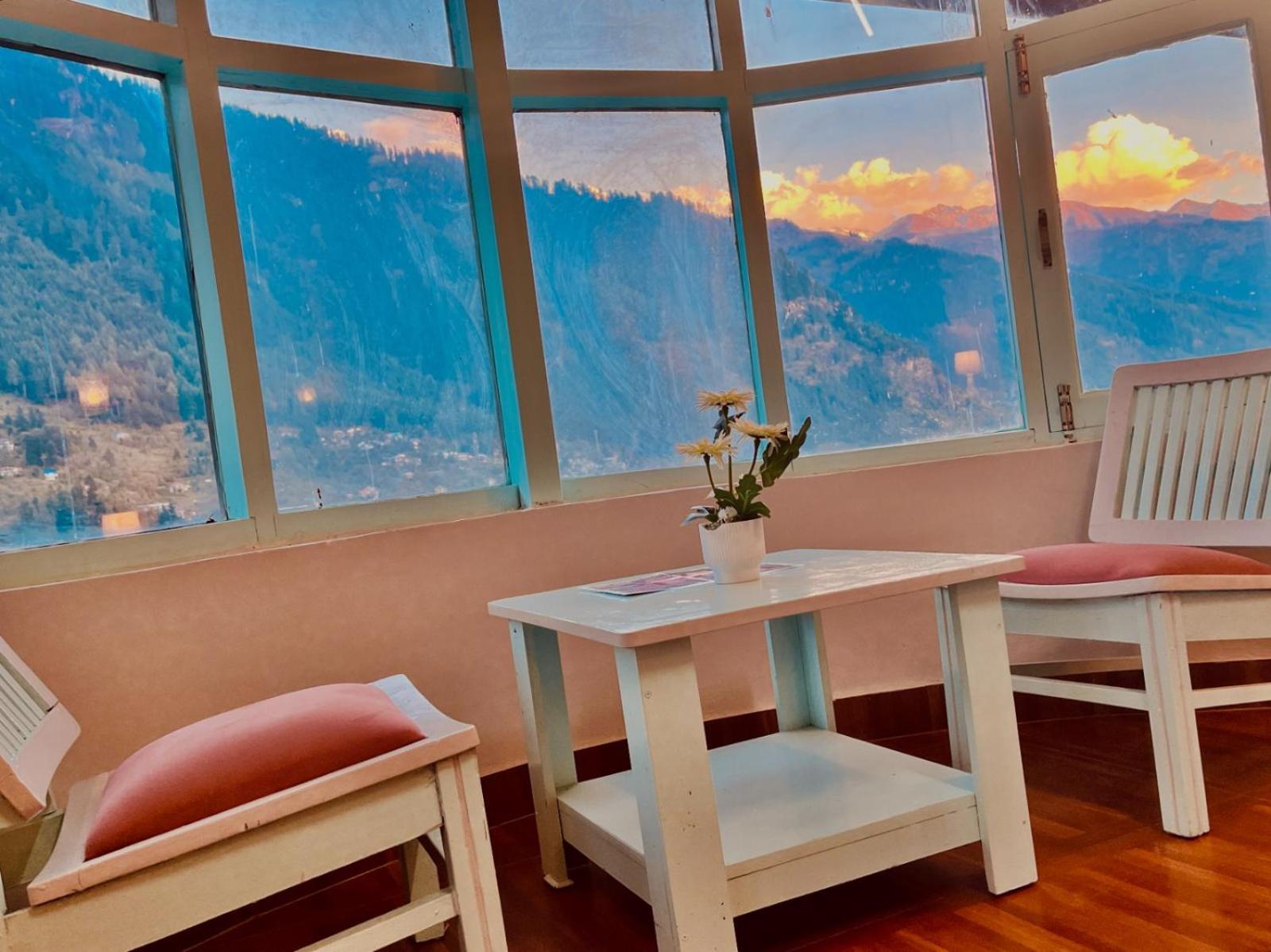 Hadimba Hill View By Hadimba Palace, Manali - Premium Room ! Family Hotel ! Parking ! Near Hadimba Temple Екстериор снимка