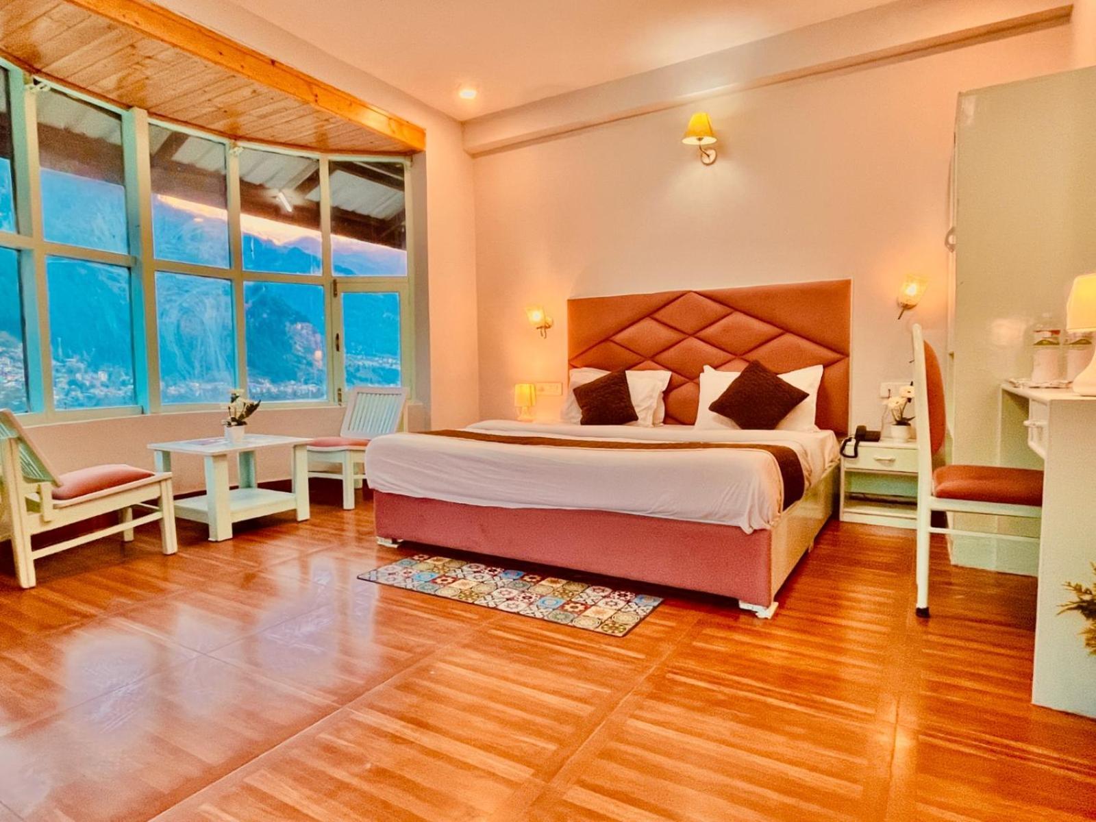 Hadimba Hill View By Hadimba Palace, Manali - Premium Room ! Family Hotel ! Parking ! Near Hadimba Temple Екстериор снимка